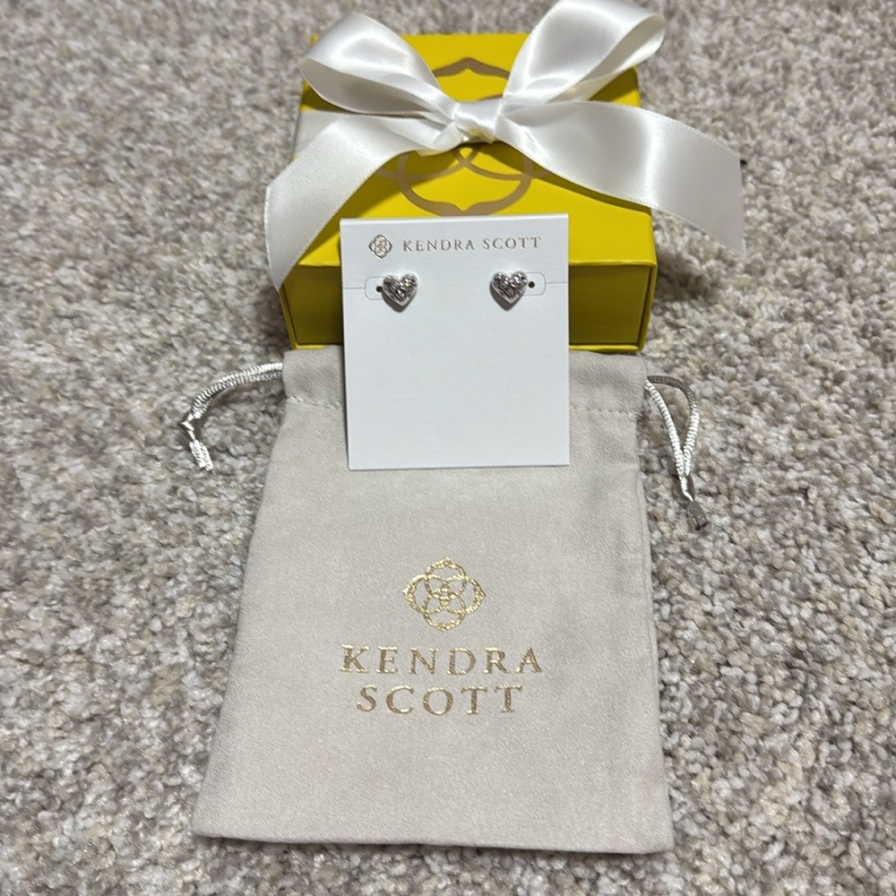 NWT Kendra Scott Holland Silver Heart Stud Earrings In White Cubic Zirconia - Picture 5 of 6